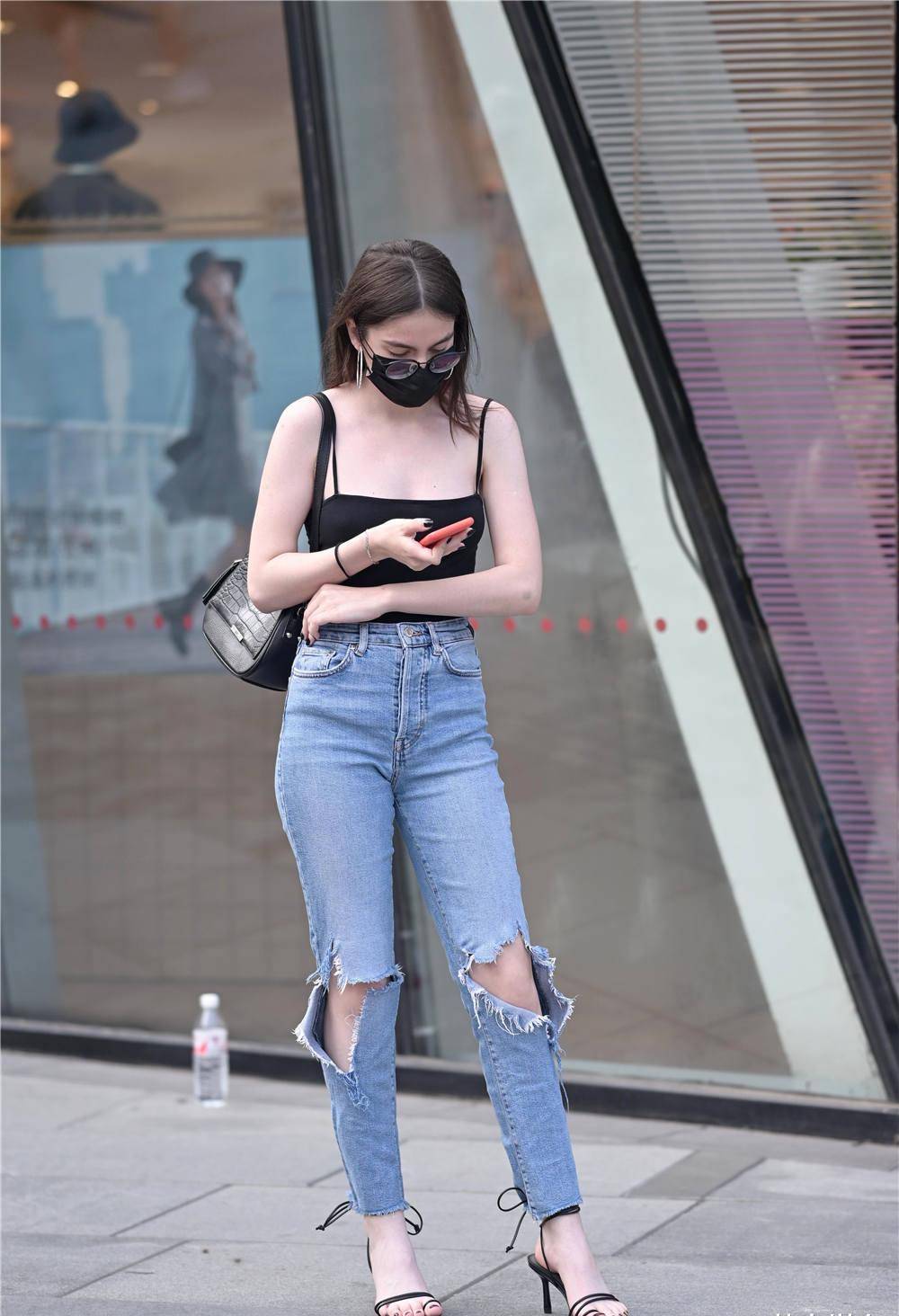 Thiếu nữ Trung Quốc diện đủ loại quần jean xuống phố thu hút ánh nhìn - 9