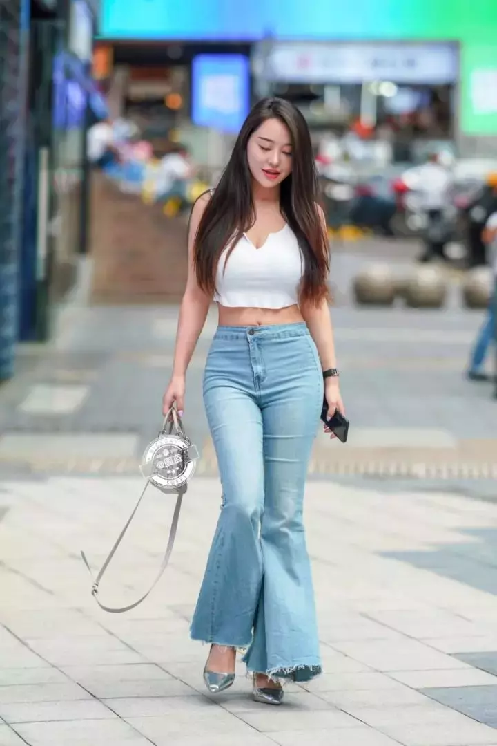 Thiếu nữ Trung Quốc diện đủ loại quần jean xuống phố thu hút ánh nhìn - 6