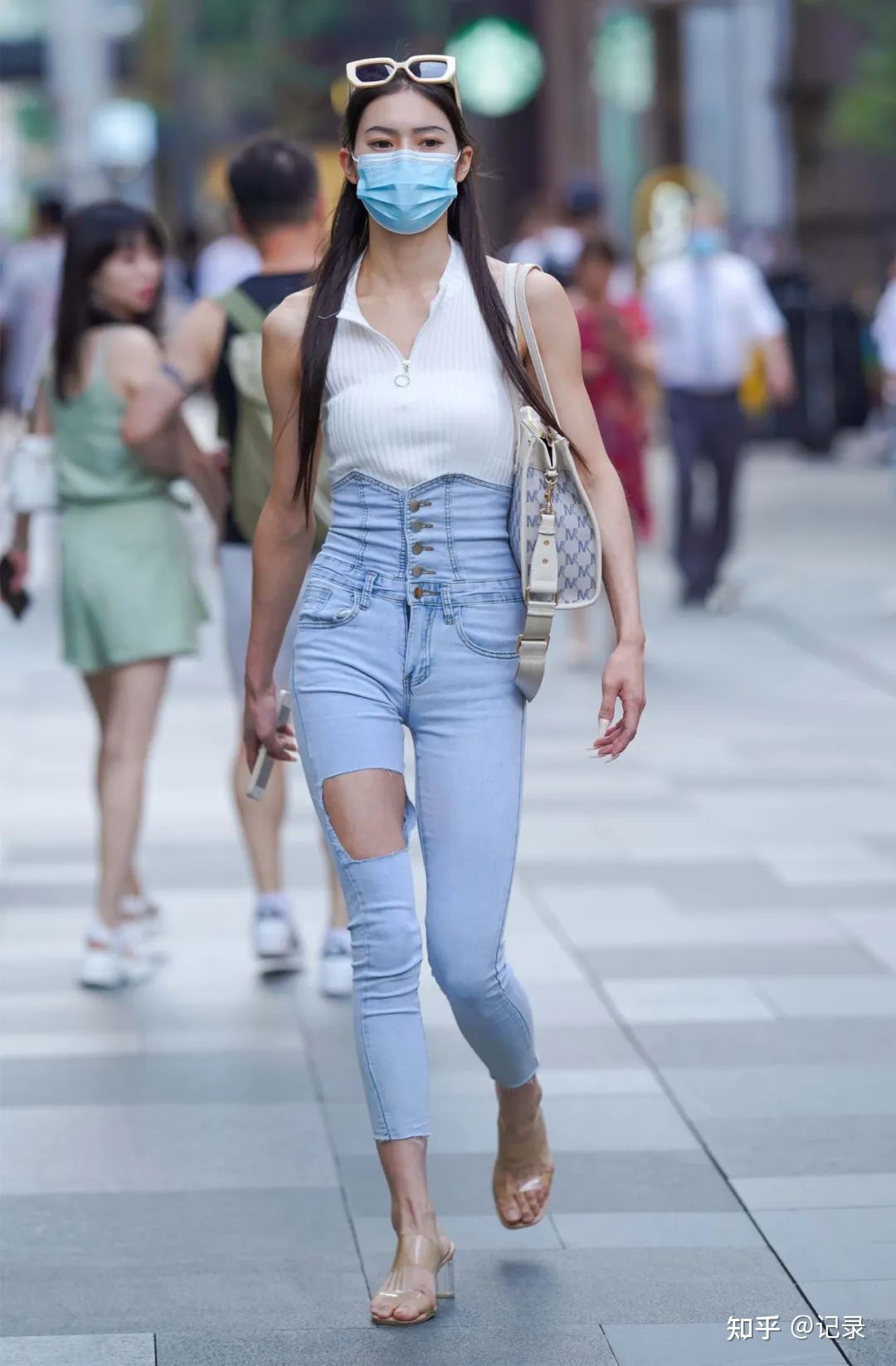 Thiếu nữ Trung Quốc diện đủ loại quần jean xuống phố thu hút ánh nhìn - 8