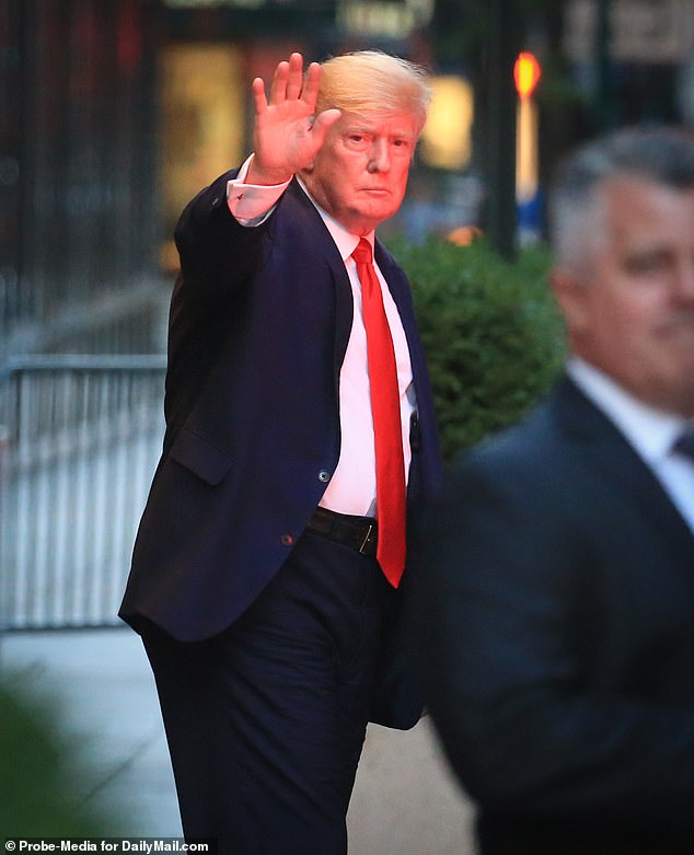 Ông Trump vẫy tay chào những người ủng hộ ở New York vào tối ngày 8/8.