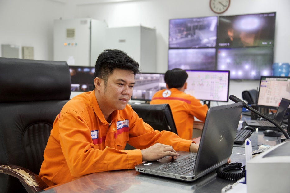 Anh Lê Thành Long chăm chú theo dõi quá trình vận hành của hệ thống máy móc