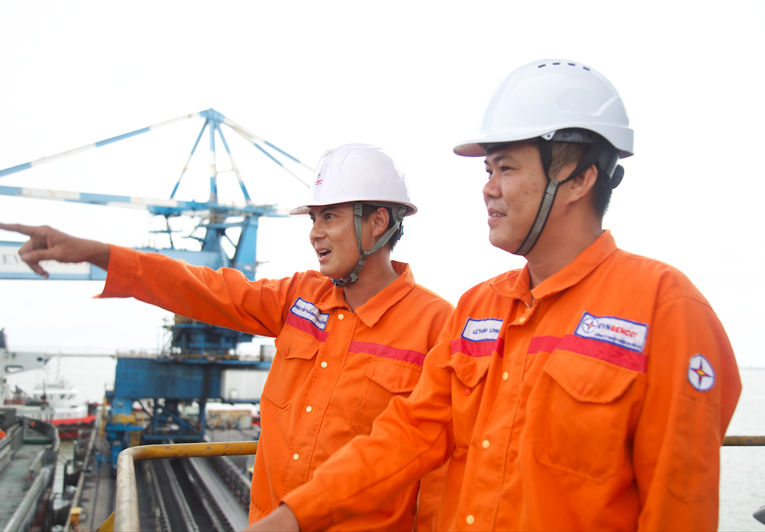 Anh Lê Thành Long cùng đồng nghiệp có nhiều đóng góp tích cực cho Công ty Nhiệt điện Duyên Hải