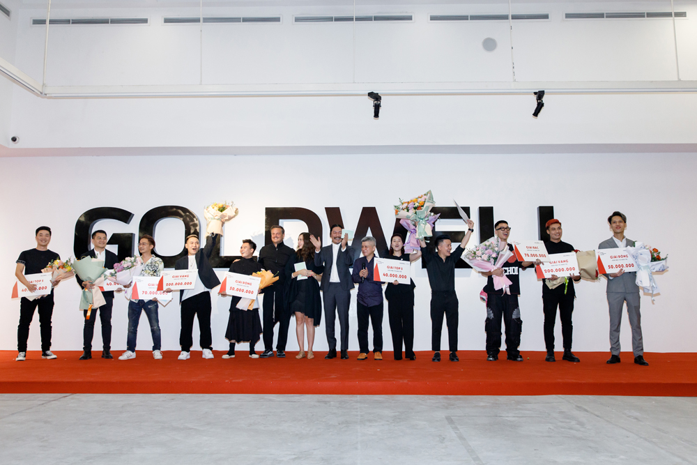 Các nhà tạo mẫu tóc đạt Top 5 Giải Quốc Gia GCA 2022 trên sân khấu.