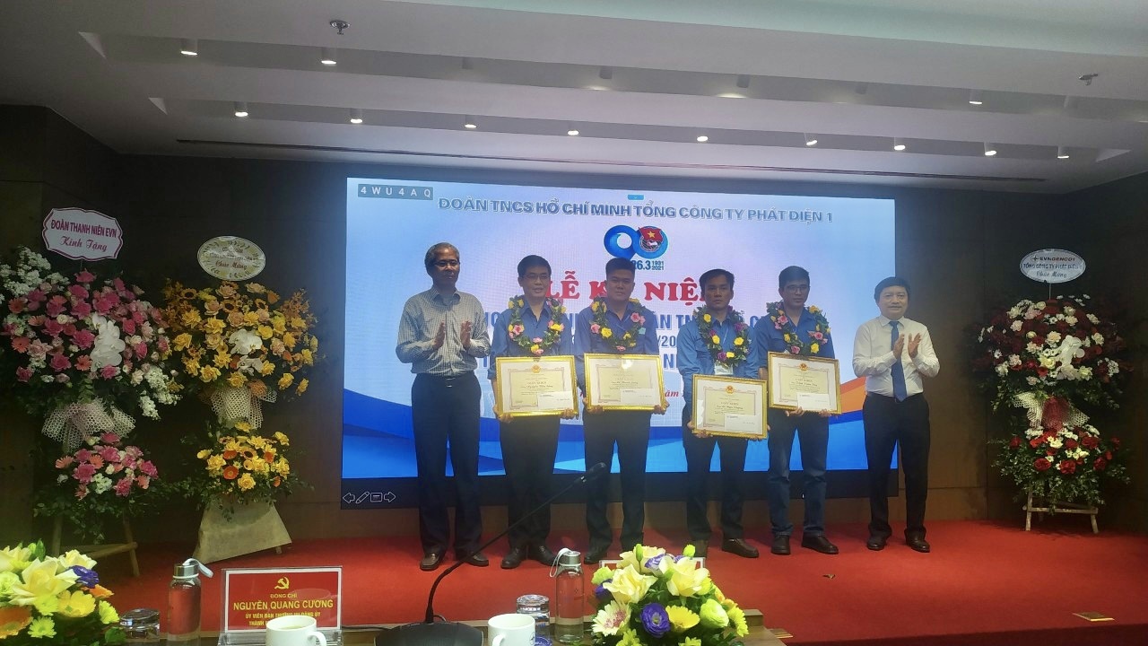 Anh Lê Thành Long (thứ 3 từ phải qua) nhận giấy khen Đoàn viên tiêu biểu trong hoạt động nghiên cứu khoa học tại EVNGENCO1