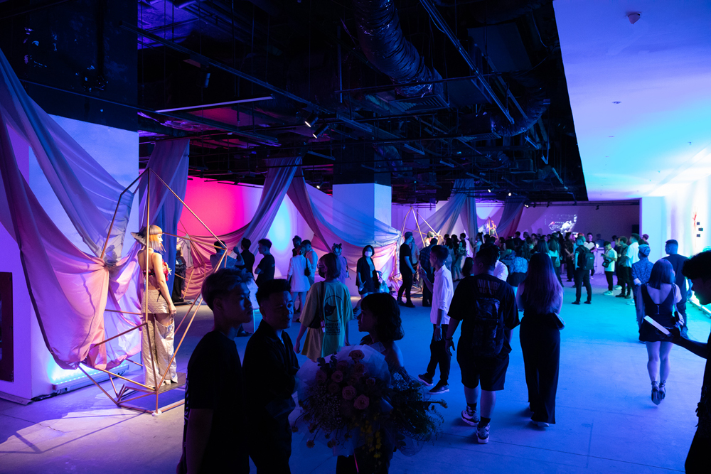 Các khách tham dự chương trình thăm quan triển lãm các tác phẩm nghệ thuật mà trọng tâm là các mẫu tóc thuộc Top 5 Giải Quốc Gia GCA trước khi bước vào phần trao giải.