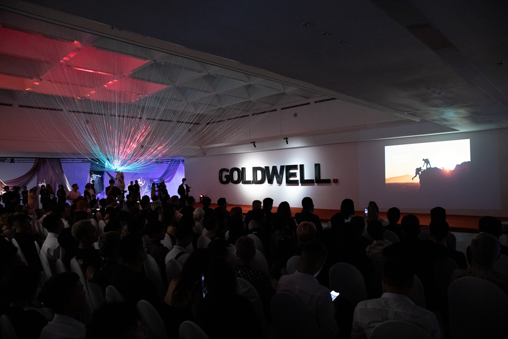 Tác phẩm trung tâm là tượng thần venus với mái tóc dài được kết từ hàng trăm dây đèn sợi quang bao phủ 360m2 trần của triển lãm thực hiện bởi nhà điêu khắc Nguyễn Ngọc Lâm.