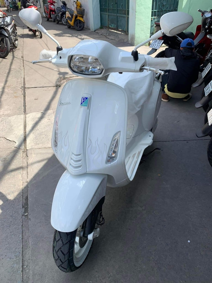 Bảng giá xe ga Vespa tháng 8/2022: Sprint Justin Bieber đội giá "khủng", các mẫu khác giữ giá! - 1