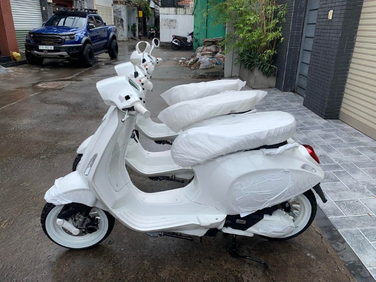 Thế giới xe - Bảng giá xe ga Vespa tháng 8/2022: Sprint Justin Bieber đội giá "khủng", các mẫu khác giữ giá!