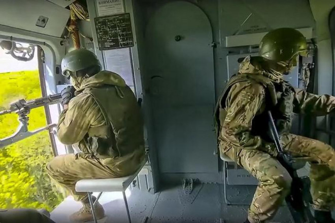 Binh sĩ Nga ngồi trên trực thăng Mi-8 trong lúc làm nhiệm vụ tại một địa điểm bí mật ở Ukraine hồi tháng 5. Ảnh: Russian Defense Ministry Press Service/ AP
