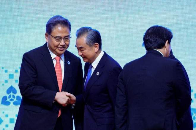 Ngoại trưởng Hàn Quốc Park Jin (trái) và người đồng cấp Trung Quốc Vương Nghị. Ảnh: Soe Zeya Tun/REUTERS
