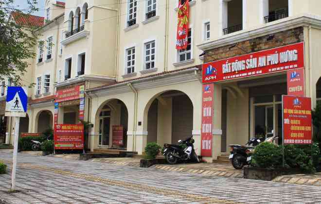 Tại Hà Nội, la liệt văn phòng môi giới khu vực Nam An Khánh chẳng buồn mở cửa.