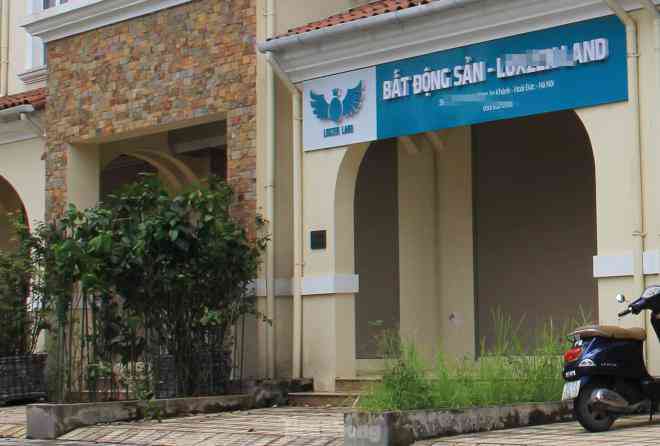 Có nơi, văn phòng môi giới trở thành chỗ để đồ, trước cửa văn phòng cỏ dại mọc cao nhưng chẳng ai dọn dẹp.