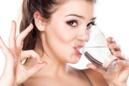 Sức khỏe đời sống - Uống nước trước khi ngủ nên hay không? Đâu mới là thời điểm uống tốt nhất?