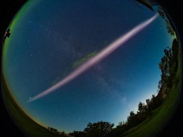 Công nghệ thông tin - Dải sáng tím 3.000 độ C cắt đôi bầu trời Trái Đất sau loạt "pháo vũ trụ"