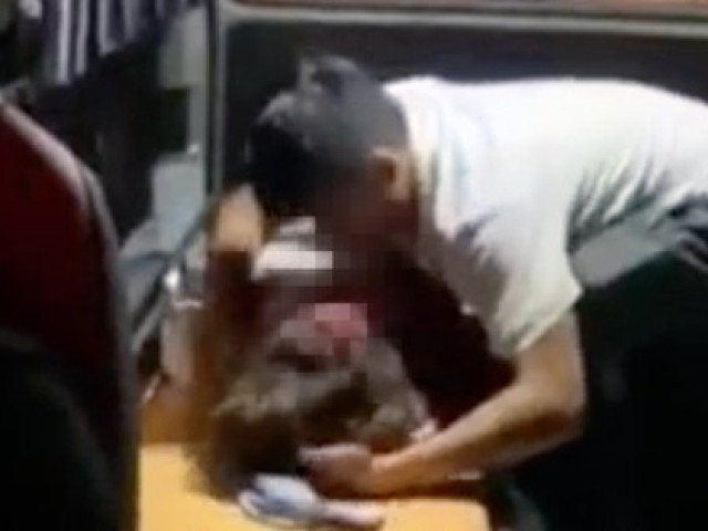 Tin tức trong ngày - Clip: Chồng ôm vợ nguy kịch trên xe cứu thương rồi thề bỏ nhậu