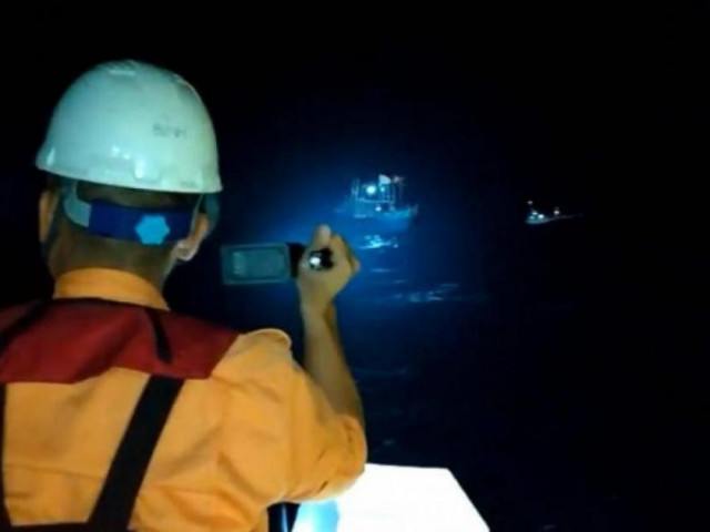 Tin tức trong ngày - Vượt sóng lớn, gió giật cứu 2 tàu cá Quảng Bình gặp nạn trên biển