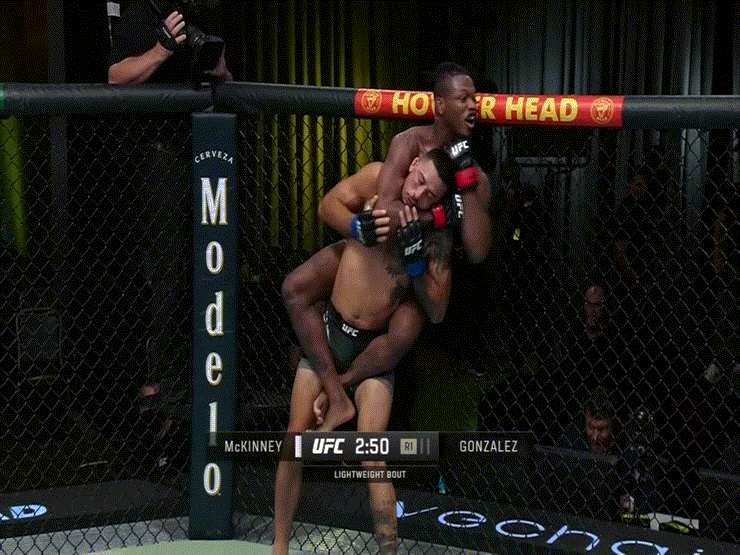 Võ sĩ Mỹ tung đòn ‘trăn siết cổ’, đối thủ ngạt thở xin đầu hàng