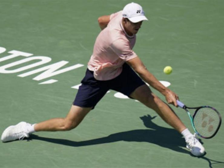 Thể thao - Clip nóng tennis: SAO 1m96 đứng 1 chỗ "chia bài", đối thủ chạy "bở hơi tai"