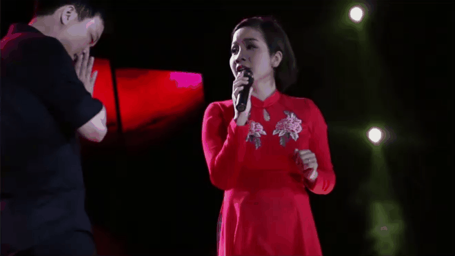 Khán giả lên sân khấu chắp tay trước mặt&nbsp;diva Mỹ Linh vì cô hát quá hay
