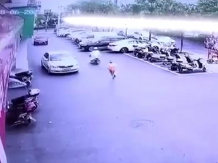 Bạn trẻ - Cuộc sống - Mẹ phi xe máy một mạch về nhà, quên luôn con gái tại siêu thị