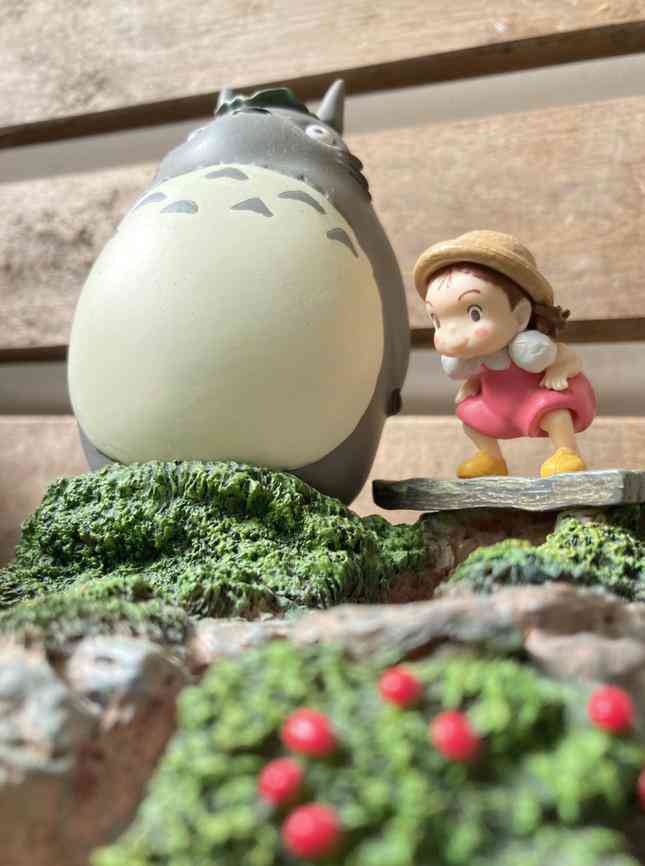 Những bức tượng nhân vật Ghibli được đặt xung quanh quán. (Ảnh: @moricafe_kodama)