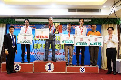 Từ trái sang: Các kỳ thủ Trềnh A Sáng (thứ 2) và Uông Dương Bắc (thứ 4) vắng mặt ở đội tuyển quốc gia lần này. Ảnh: ĐÀO TÙNG