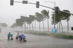 Tin tức trong ngày - Bão số 2 Mulan mạnh thêm, miền Bắc mưa to từ chiều tối nay (10/8)