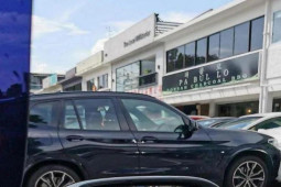 Bạn trẻ - Cuộc sống - Bị mẹ bỏ quên trong chiếc BMW, con trai lái xe gây va chạm