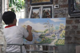 Tin tức trong ngày - Xem nghệ nhân vẽ tranh gốm sứ Kim Lan ngàn năm tuổi