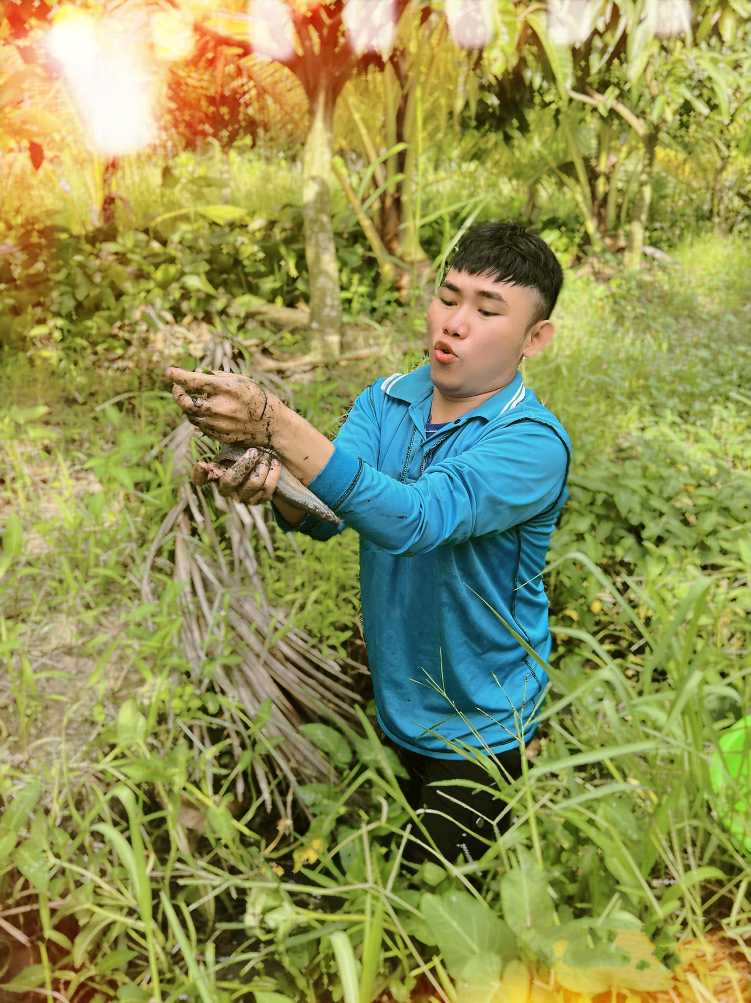 Thiện Nhân thường trực tiếp đi tìm nguyên liệu để chế biến món ăn (Ảnh: Facebook Thiện Nhân Rì Viu)