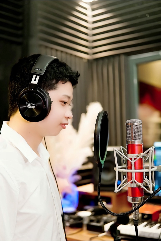 Chàng trai 10X Nguyễn Văn Sỹ nổi tiếng trên mạng nhờ hát hay, đàn giỏi - 3