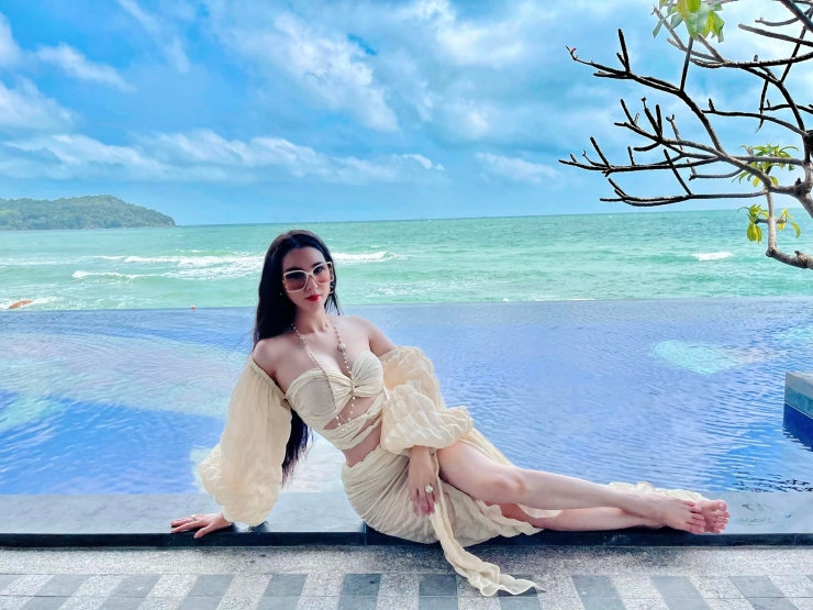 Thời trang - Học trò Phạm Hương là "bà hoàng hàng hiệu" sang chảnh, xa hoa