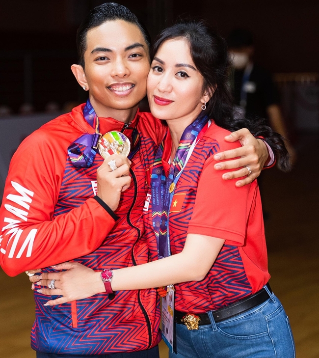 Về sống chung 1 nhà, cả hai vẫn tiếp tục sự nghiệp dancesport. Trên mạng xã hội, vợ chồng Phan Hiển thường xuyên chia sẻ những đoạn clip tập nhảy cùng nhau. Khánh Thi hiện đang là huấn luyện viên của chồng.
