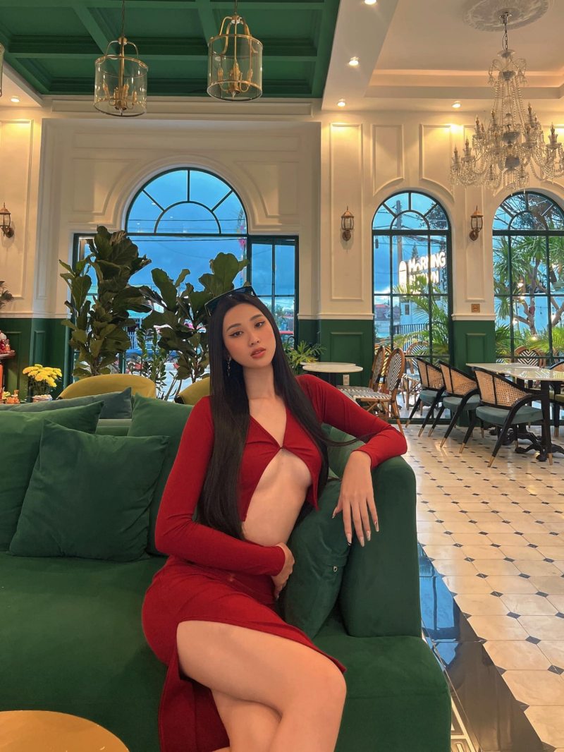 Phạm Anh Thư nhận được lời khen ngợi về cách trang điểm đơn giản nhưng thu hút bởi gương mặt đẹp, mái tóc đen dài óng ả. Đây cũng là hình ảnh đời thường quen thuộc của Phạm Anh Thư.&nbsp;