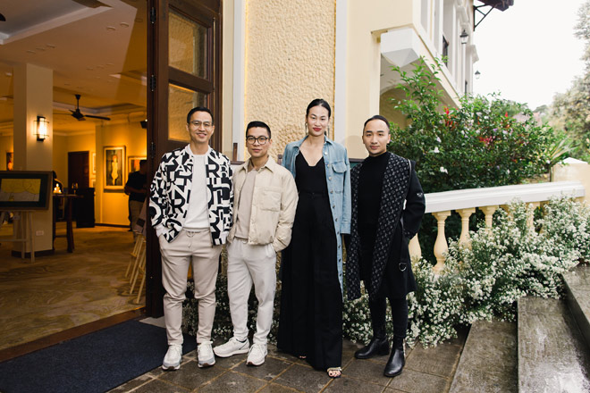 Cặp đôi NTK Adrian Anh Tuấn – Sơn Đoàn, giám đốc sáng tạo Thanh Trúc Trương, nghệ sĩ violin Hoàng Rob tới buổi triển lãm