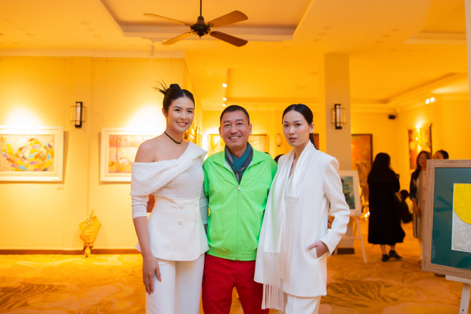 Họa sĩ Lê Thiết Cương (giữa) chụp hình cùng hoa hậu Ngọc Hân