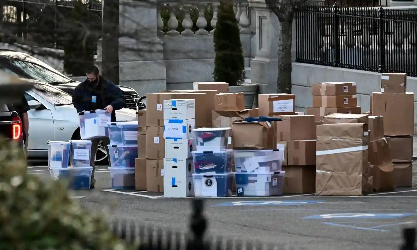 Nhiều thùng tài liệu được đưa khỏi Nhà Trắng khi ông Trump sắp mãn nhiệm (ảnh: AP)