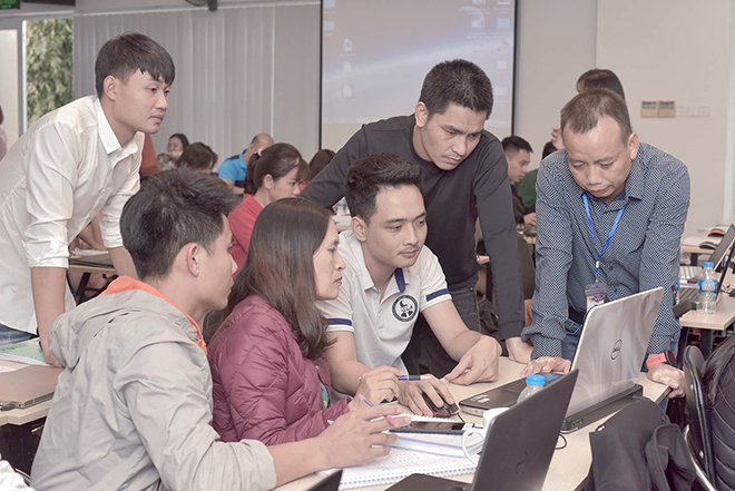 Huấn luyện viên Vương Quốc Huy chia sẻ kiến thức thực chiến cho các học viên.