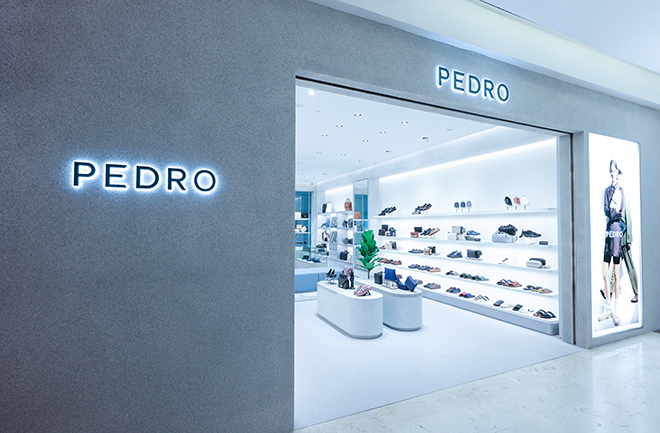 Các mặt hàng túi xách, giày dép đang thịnh hành đều có mặt ở đây