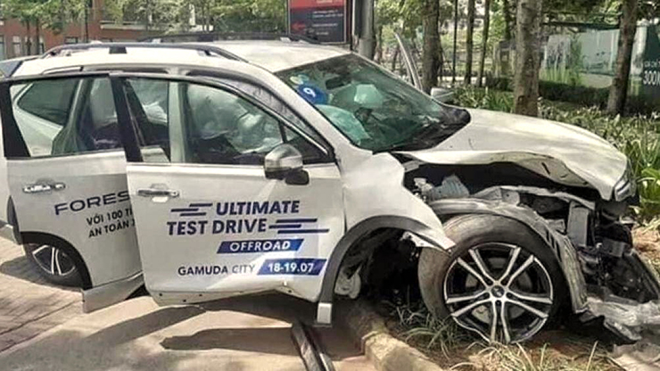 Chiếc&nbsp;Subaru Forester được khách hàng lái thử gặp tai nạn tại Hà Nội ngày 18/7/2020