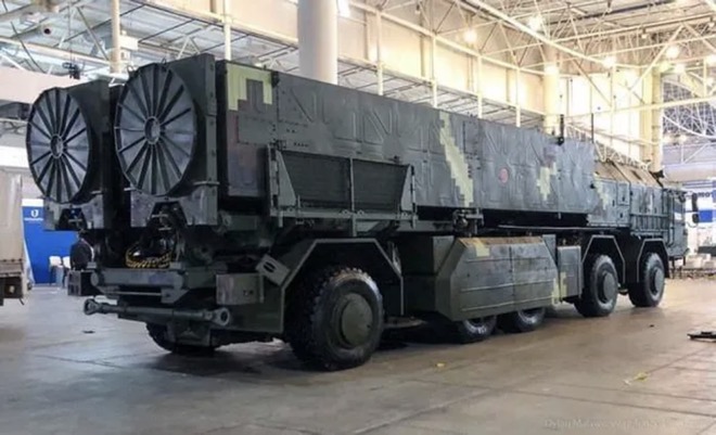 Mẫu xe phóng có khả năng mang theo 2 đạn tên lửa với tính năng tương tự như mẫu Iskander-M của Nga.