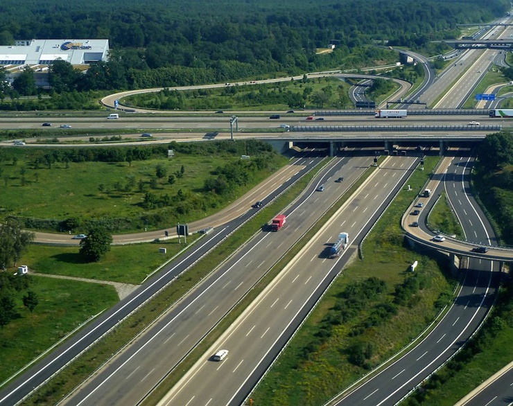 Autobahn ở Đức là một trong những mạng lưới đường cao tốc lớn nhất thế giới với tổng chiều dài gần 13.000 km.
