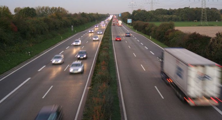  Chi phí bảo trì đường cao tốc có được bằng cách đánh thuế xăng dầu cũng như các loại thuế khác mà phương tiện đã đóng. 

