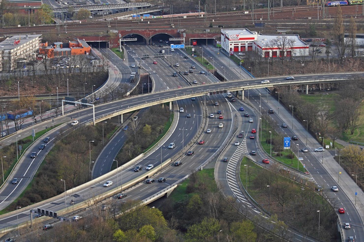 Autobahn từng được sử dụng như một đường băng, chuyện này từng xảy ra trong thời kỳ chiến tranh lạnh, Autobahn từng có biệt danh là quốc lộ 84.
