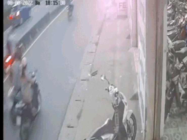 Thế giới xe - Clip: Đang đi đường xe máy bùng lửa cháy dữ dội