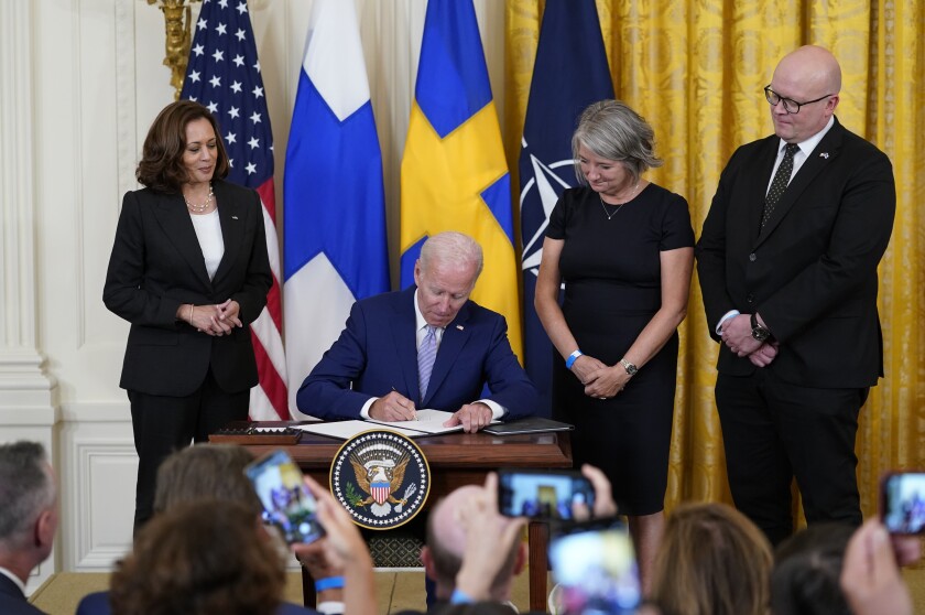 Tổng thống Mỹ Joe Biden ký văn bản của Mỹ&nbsp;phê chuẩn Phần Lan và Thụy Điển gia nhập NATO.