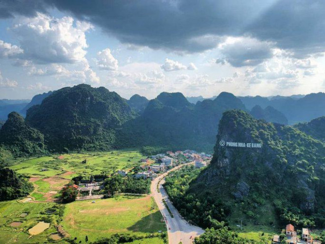 Vườn quốc gia Phong Nha - Kẻ Bàng với những ngọn núi đá vôi trùng điệp