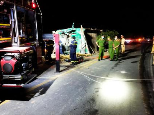 Tin tức trong ngày - Vụ tai nạn thảm khốc ở Huế: Ô tô chở người ở thùng chở hàng là sai quy định