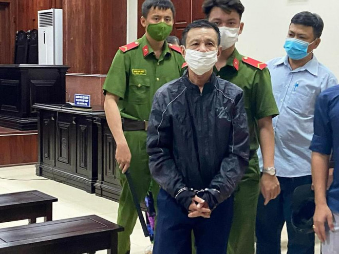 Bị cáo Phạm Văn Nghiệm được áp giải ra xe chở phạm. Ảnh: ĐẠI NGỌC
