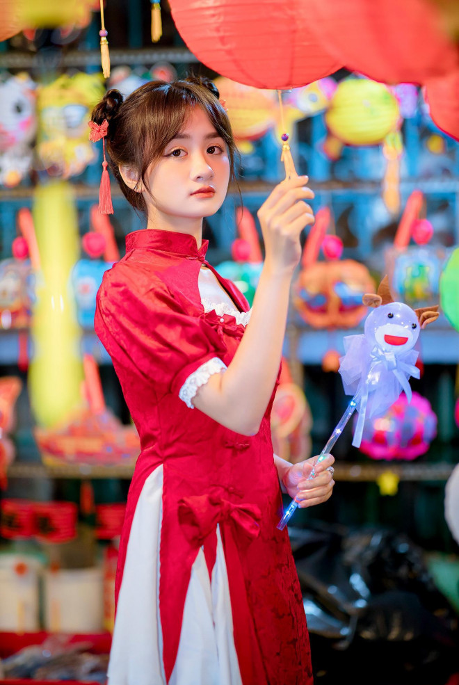 Quỳnh Như lựa chọn sườn xám để diện trong bộ ảnh của mình.